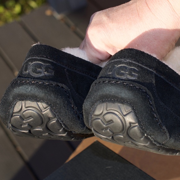 UGG Ascot Men\'s Size 12 Shearling Lined Slippers Black/1101110 - BLK/NEW